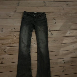 Grå bootcut jeans  - Snygga grå jeans från ginatricot. Pyret i bootcut-modell. Jeansen har markerade sömmar, klassiska fem fickor och coola detaljer på bakfickorna. Perfekta för dig som gillar en avslappnad men trendig stil. Använda sparsamt. Kan även skicka måtten på dom om de önskas!💗