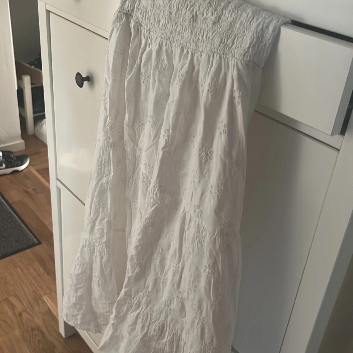 Vit långkjol med broderade blommor - 1