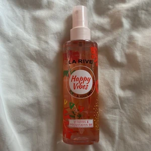 La Rive Happy Vibes Body & Hair Mist - Fräsch body & hair mist från La Rive i doften Happy Vibes. Aldrig använd!💕