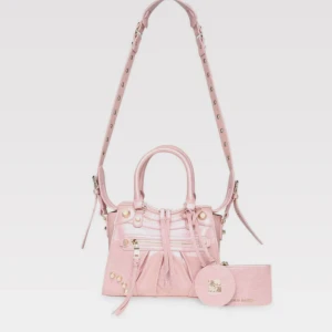 Steve Madden BCELIA handväska ljusrosa - Säljer en Steve Madden väska i skinn imitation. Väskan har både handtag och justerbar axelrem med nitar, dragkedja framtill och coola detaljer i guld. Medföljer matchande liten plånbok + spegel med märket på. Perfekt storlek, inte mini och inte för stor. Hely ny skick. Nypris ca 1500