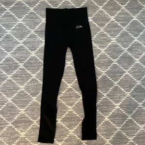 Svarta tränings tights från drop of mindfuelness - Vanliga basic svarta träningstights från DOM. I nyskick och har bara användts en gång men då insåg jag att de var för korta för mig. I storlek xs och passar någon men normallånga/kortare ben. Inga defekter 💕