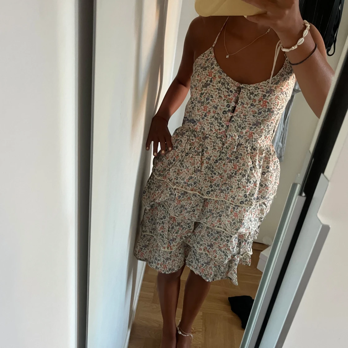 Blommig volangklänning med knappar - 2