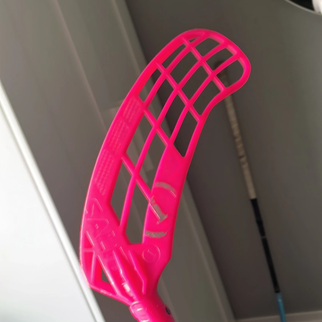 Snygg Salming klubba med Q1 magenta blad och klubbhusets Linda - 4