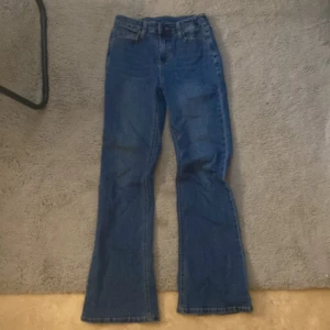Jeans - Ett par mörkblåa jeans 