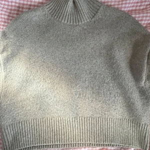 Stickad tröja - Så mysig stickad tröja, knappt använd! Storlek Xs/S