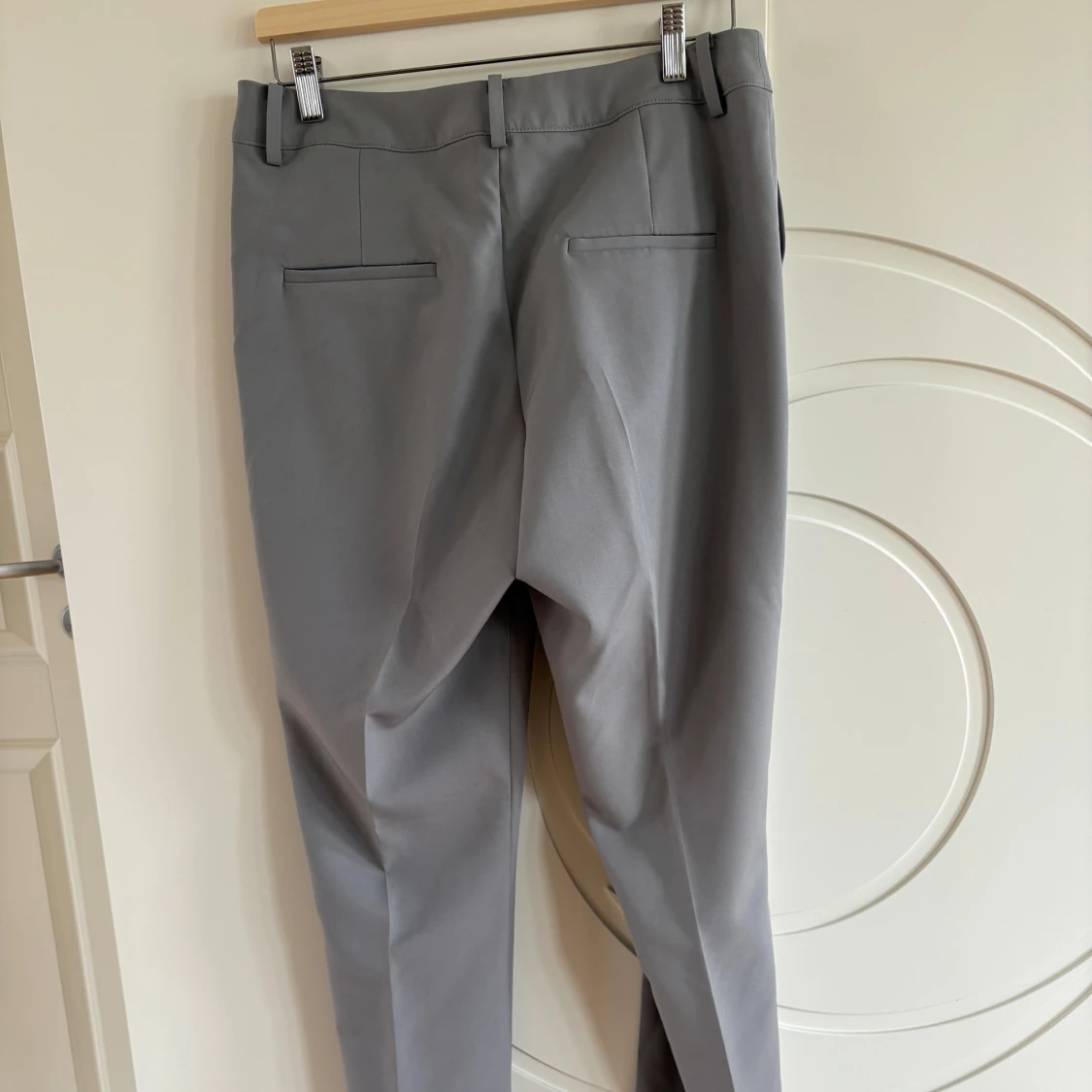 Grå kostymbyxor med raka ben - 1