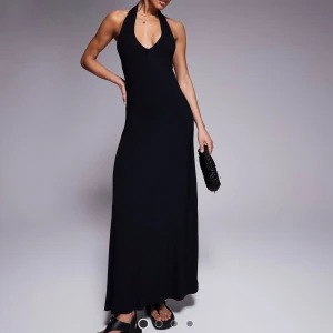 Svart långklänning med halterneck - svart långklänning med halterneck🖤nyskick - aldrig använd!