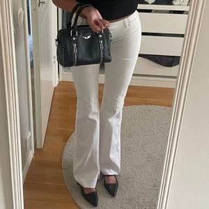 Zara kostymbyxor - Vita kostym byxor lågmidjade. Utsvängda super snygga. OBS Dock är dragkedjan trasig. Så man får nog gå till skräddare eller laga själv om man kan. Därav billiga pris annars bra skick! 