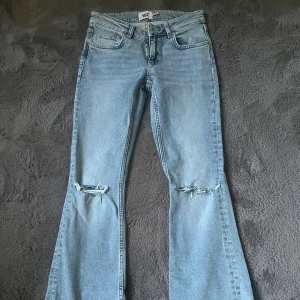 Lågmidjade  jeans  - Säljer dessa jätte fina myckor från lager 157!!      Säljer pågrund av att dom är för små och har använts 2 gånger❤️❤️❤️