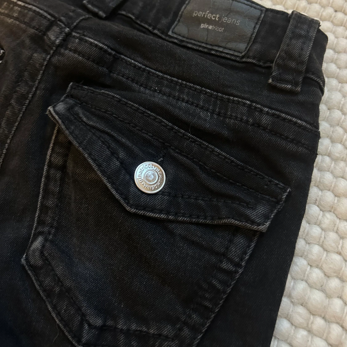 Svarta bootcut jeans från Gina Tricot - 1