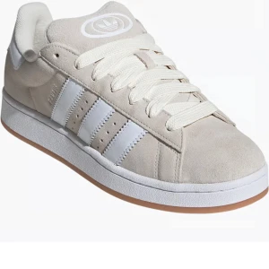 Beige adidas Campus sneakers - Jag har beslutat mig att sälja mina beigea campus pga att dom är för små. De är använda ca 3 gånger men inget som syns, skulle säga nyskick. Tyvärr saknar jag de tjocka beigea smörerna, men de vita på bilden har jag