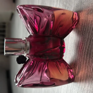 Viktor & Rolf Bonbon Eu de parfum 90ml EdP - Bonbon från Viktor & Rolf i en ikonisk rosettformad flaska i glas med rosa och orange toner. Snygg och unik design med silverfärgad spraykork och svart V&R sigill.  50% kvar av 90ml. (Nypris 1490kr)