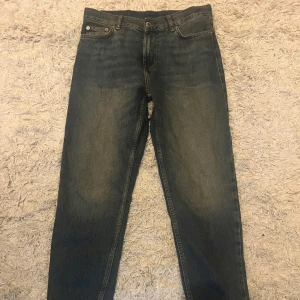 Blå jeans från Sweet Skateboarding Co - Säljer ett par blå jeans från Sweet Skateboarding Company. Klassisk femficksmodell med raka ben och snygg tvätt. Jeansen har en cool läderpatch bak och är tillverkade i slitstarkt bomullsjeans. Perfekta för dig som gillar streetwear och skate. Priset är inte hugget i sten💸💸