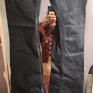 Svarta bootcut jeans från gina tricot - Snygga svarta jeans från gina tricot med klassisk femficksdesign och bootcut-ben. Jeansen har hög midja och är tillverkade i ett stretchigt denimtyg som sitter bekvämt. Perfekta för dig som gillar en tidlös och clean look.