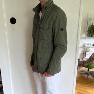 J.lindberg fieldjacket - Säljer denna jackan från j.lindberg. Den är i bra skick men har en liten defekt som inte syns vid användning!