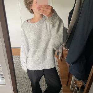Ljusgrå oversized stickad tröja - Supermysig ljusgrå stickad tröja med oversized passform och breda ärmar. 