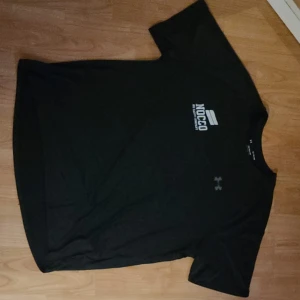 Svart NOCCO x Under Armour t-shirt - Orginal NOCCO T-shirt (de använde sig av UA och HM i början) Svart t-shirt från Under Armour med NOCCO-logga tryckt på bröstet och ryggen. Enbart använd vid enstaka fototillfällen. Nyskick