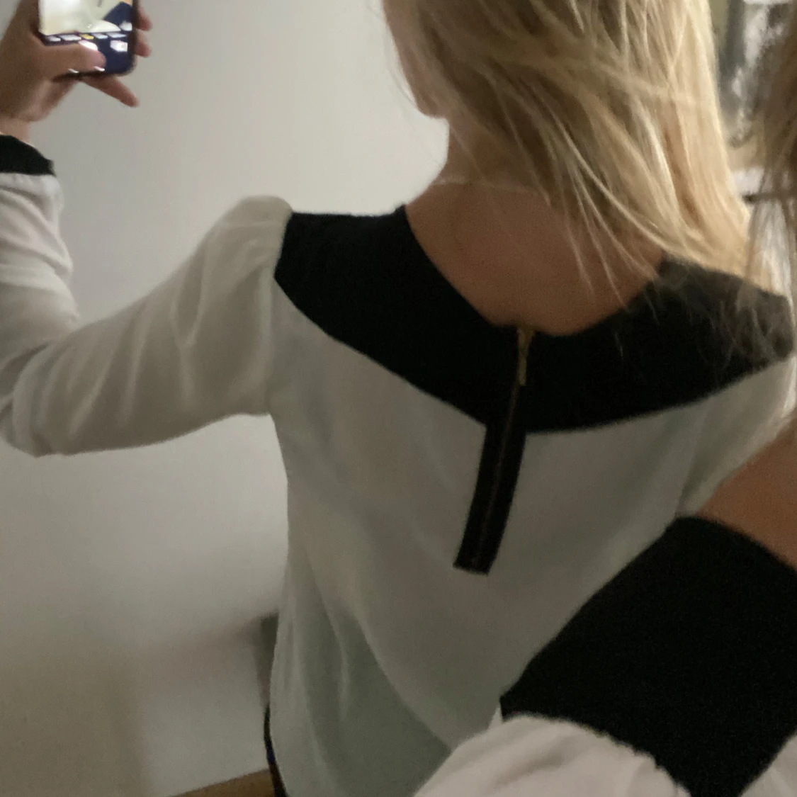 Vit blus med svarta detaljer och dragkedja - 3