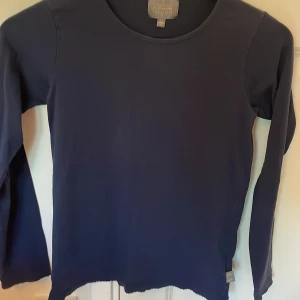 Mörkblå långärmad tröja - Fin tröja från creamie.