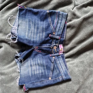 lågmidjade jeans minishorts - lågmidjade jeansshorts, för små för mig (är en M). osäker på märke, verkar vara något japanskt. köpt på loppmarkad. kom PM för fler bilder eller frågor