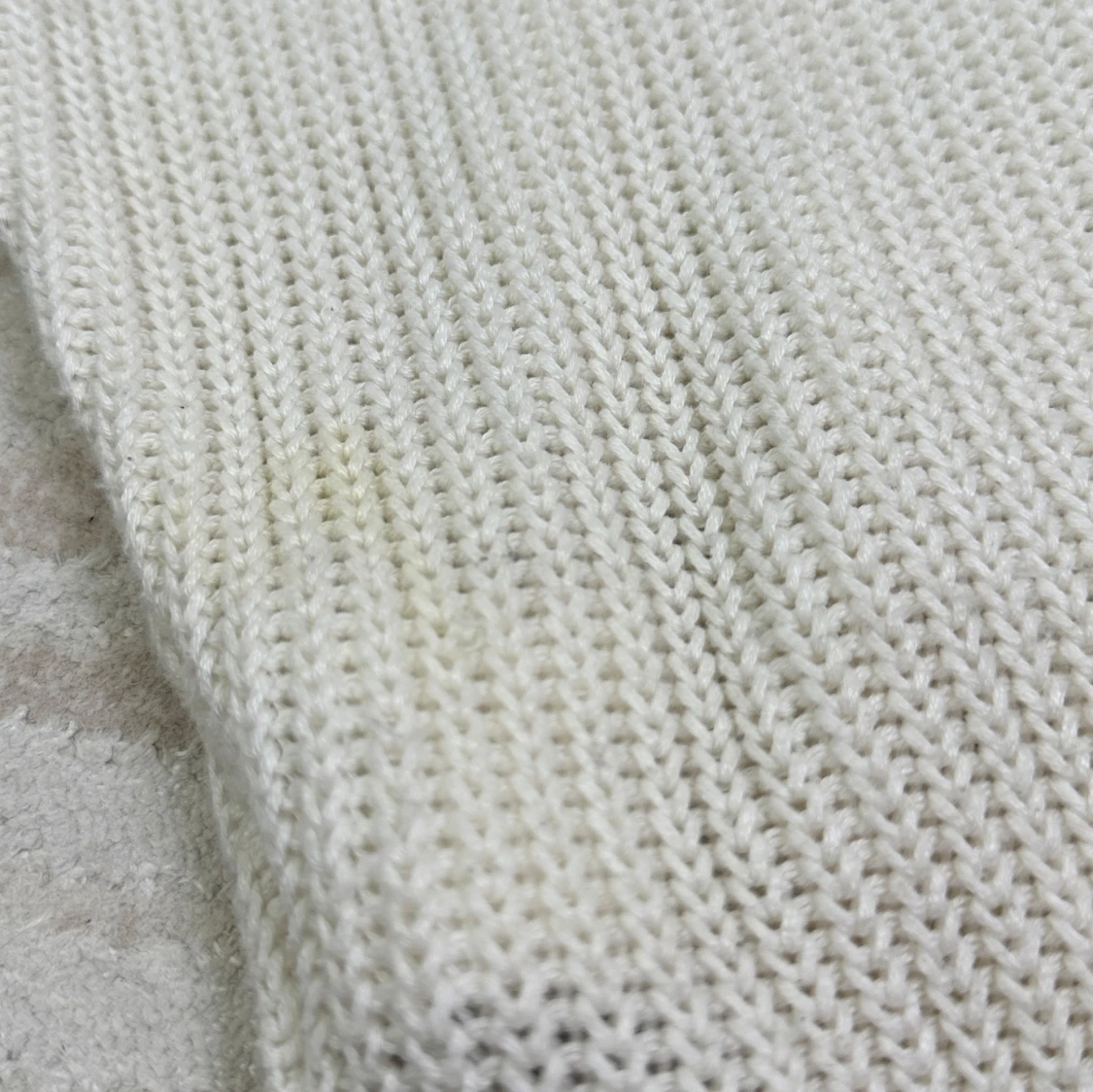 Vit stickad tröja med volangärmar - 3