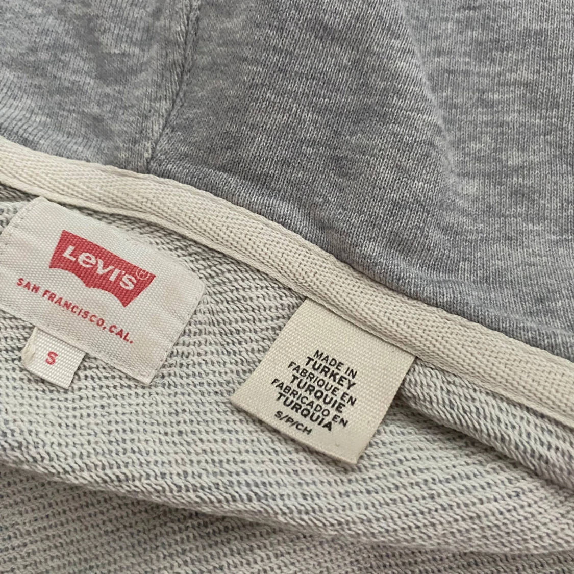 Grå hoodie med dragkedja från Levi's - 2