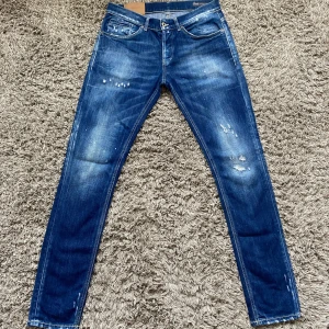 Dondup george jeans  - Säljer dessa riktigt feta dondup George jeansen med slitningar⭐️Storlek = W32🤝Skick : 9,5/10!👍Hör gärna av er om ni har funderingar!🙌