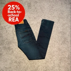 Nudie Jeans 29/34 - Snygga mörkblå slim jeans från Nudie Jeans med klassisk design och läderpatch bak. Jeansen har svarta sömmar på bakfickorna och diskreta slitningar framtill. Mycket bra skick! | Storlek: W29 L34 | Nypris: 1199kr | Perfekt nu i sommar och till skolstarten!☀️ Kom gärna med prisförslag!