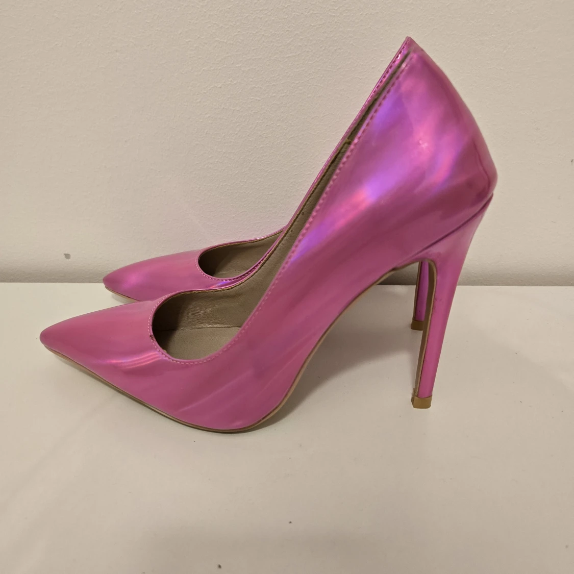 Glansiga rosa pumps med spetsig tå