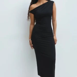 Svart klänning  - Original pris 500 kr. Svart ny klänning ifrån Gina tricot storlek S. Ej använd endast provad men pris lapp kvar 