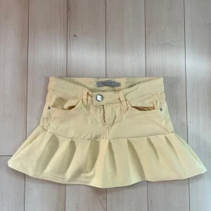 Jeanskjol med volang - Supersnygg gul jeanskjol som tyvärr är för liten🥹 strl 34. Lite nopprig i tyget men inget som syns när man använder🥰🥰