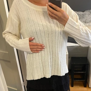 Ribbad vit stickad tröja - Ribbad stickad vit/krämvit tröja från Classical med långa ärmar. 