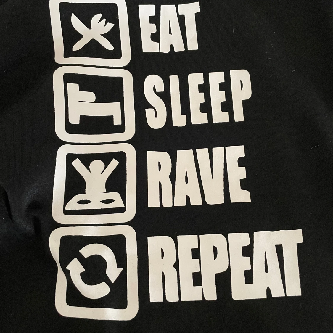 Svart hoodie med tryck 'Eat Sleep Rave Repeat' - 3