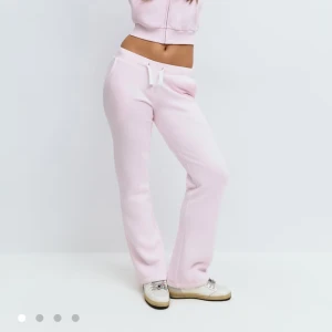 Mjukisbyxor - Säljer dessa jättefina mjukisar från Gina Tricot i storlek xs🤩