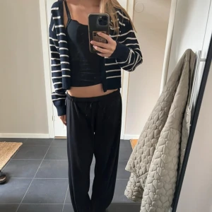 Randig kofta från Zara, marinblå/vit - Säljer en marinblå och vit randig kofta från Zara i storlek S. Koftan är croppad med långa ärmar, knappar framtill och ribbade muddar.