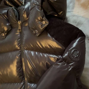 Svart Moncler pufferjacka med huva - En snygg moncler jacka som hade passat på en ung tonåring. Vill man ha specifika vinklar på jackan, qr kod eller liknande kan man höra av sig! Är även villig att gå ner lite i pris vid snabb affär