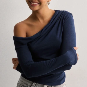 Off shoulder top nelly - säljer denna top från nelly! Fint skick! nypris 249