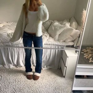 Blå bootcut LTB jeans med slitningar - Snygga blå jeans från ltb med bootcut passform och  slitna detaljer på benen. Jeansen har låg midja och klassisk femficksdesign. Perfekta för dig som gillar en avslappnad men trendig stil.