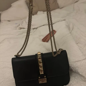 Valentino garavani väska - Säljer min fina valentino glam lock väska i bra skick!! Ingen box eller kvitto men serienummer finns i och den är äkta💕
