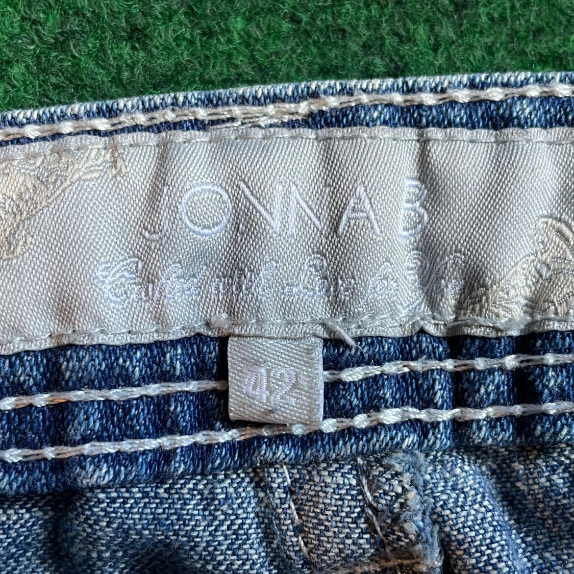 Blå jeans med broderade kors Jonna B - 2