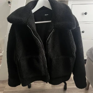 Svart teddyjacka från Bik Bok - Super cozy teddyjacka i svart från Bik Bok🧸🤍 