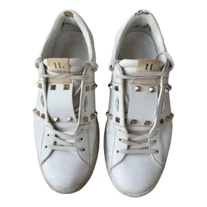 Valentino Rockstud vita sneakers - Snygga vita Valentino Rockstud sneakers är använda men fortfarande i bra skick 