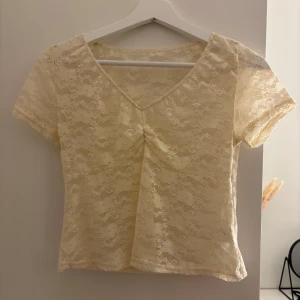 spetsblus från SHEIN XS - Supersöt ljusbeige/ljusgul spetsblus från shein i storlek xs, pris kan diskuteras 