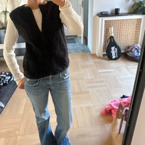 Svart fleeceväst med dragkedja - Såå mysig och fluffig fleeceväst🤍🤍Den är väldigt stilren och kan piffa upp höst outfiten🍂va försiktig med dragkedjan!