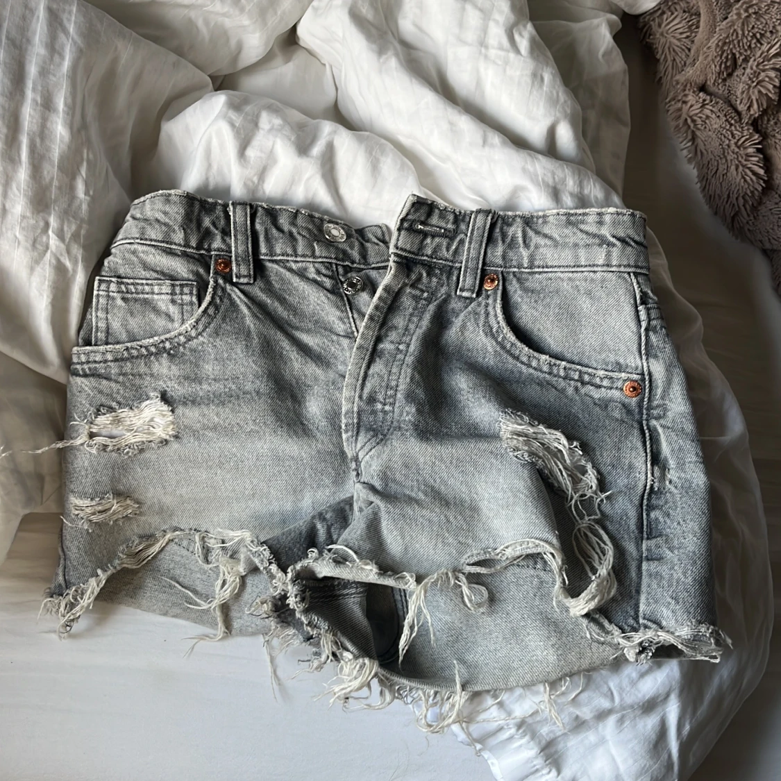 Gråa  jeansshorts från Zara - 1