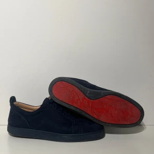 Christian Louboutin skor - Säljer mina loubs som ja inte använder längre, inget og med tyvärr. Bra skick men lite smutsiga, tvättar såklart innan jag skickar! Kom privat för frågor!
