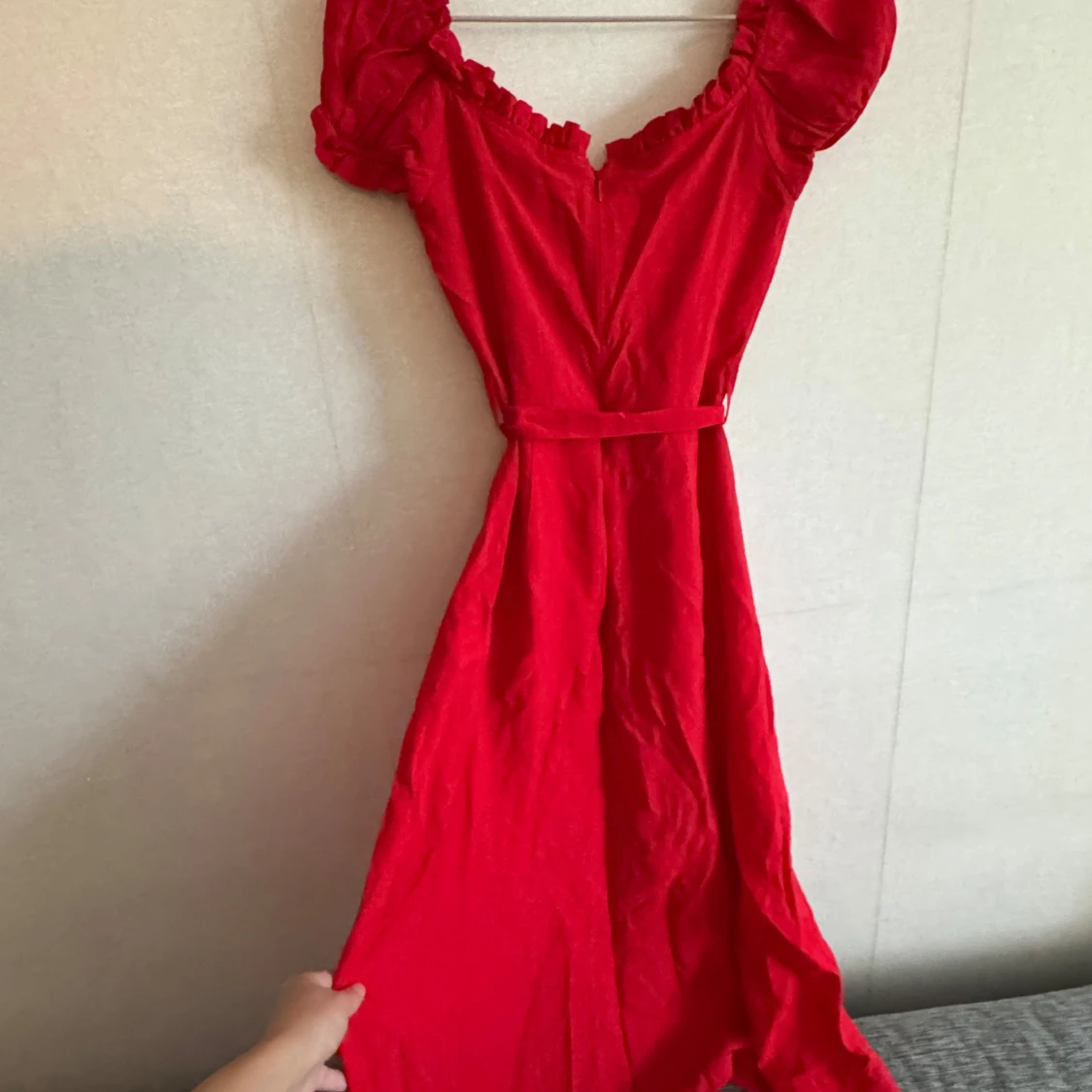 Röd klänning med puffärm och volang - 2