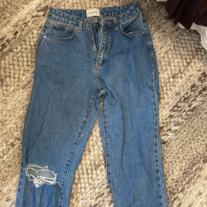 Abrand jeans med hål - Blå jeans från Abrand Jeans i modellen '94 High Slim. Hög midja och breda ben. 