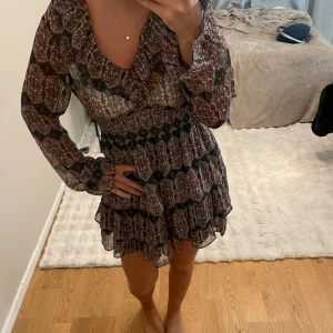 Mönstrad kortklänning med volang - Supersöt kortklänning med volangkant och långärmade transparenta ärmar. Hade såklart varit bättre att ha en mörk bh under!💓