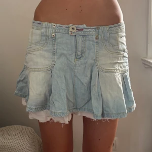 Ljusblå jeanskjol från BDG Urban Outfitters - Supersöt ljusblå jeanskjol från BDG Urban Outfitters med coola fickor och veckade detaljer. 